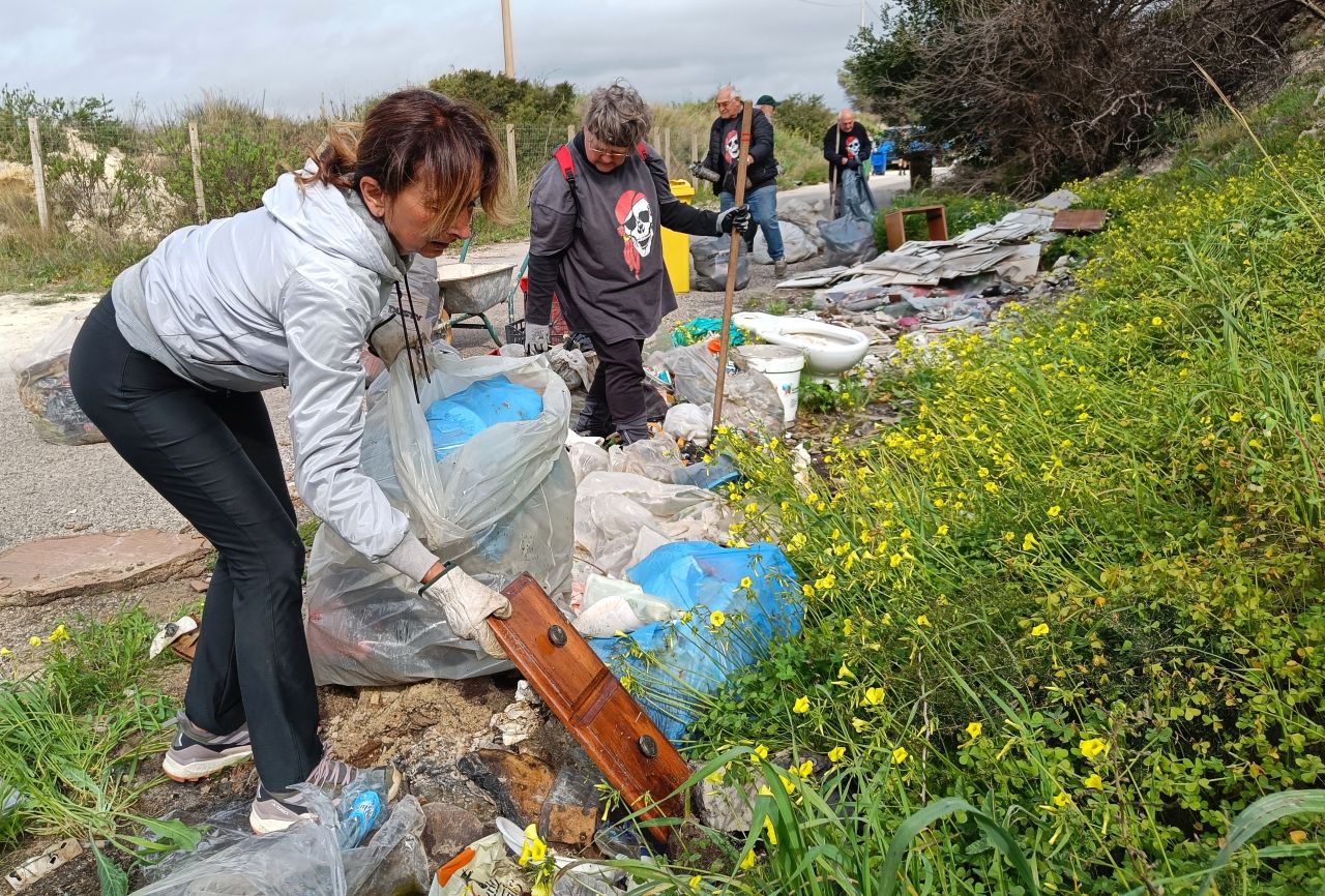 40 volunteers, six refuse collection lorries and a major effort to protect nature &ndash - Bild 2